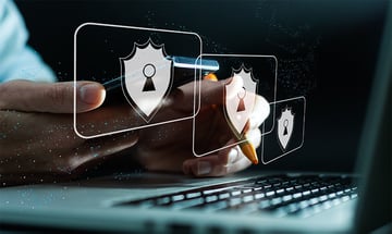 個人情報が漏洩するとどうなる？原因や対策、事例を解説